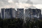 Поврежденные в результате военных действий многоэтажные дома в западной части Артемовска, 22 апреля 2023 год