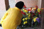 Цветы и свечи у подъезда дома в Донецке, в котором при взрыве в лифте погиб командир одного из подразделений ополчения ДНР Арсен Павлов, известный под позывным Моторола