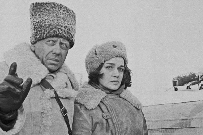 1967 год. Анатолий Папанов в роли генерала Серпилина и актриса Татьяна Махова (врач из полка Барабановой) на съемках фильма «Возмездие» по мотивам романа Константина Симонова «Солдатами не рождаются»