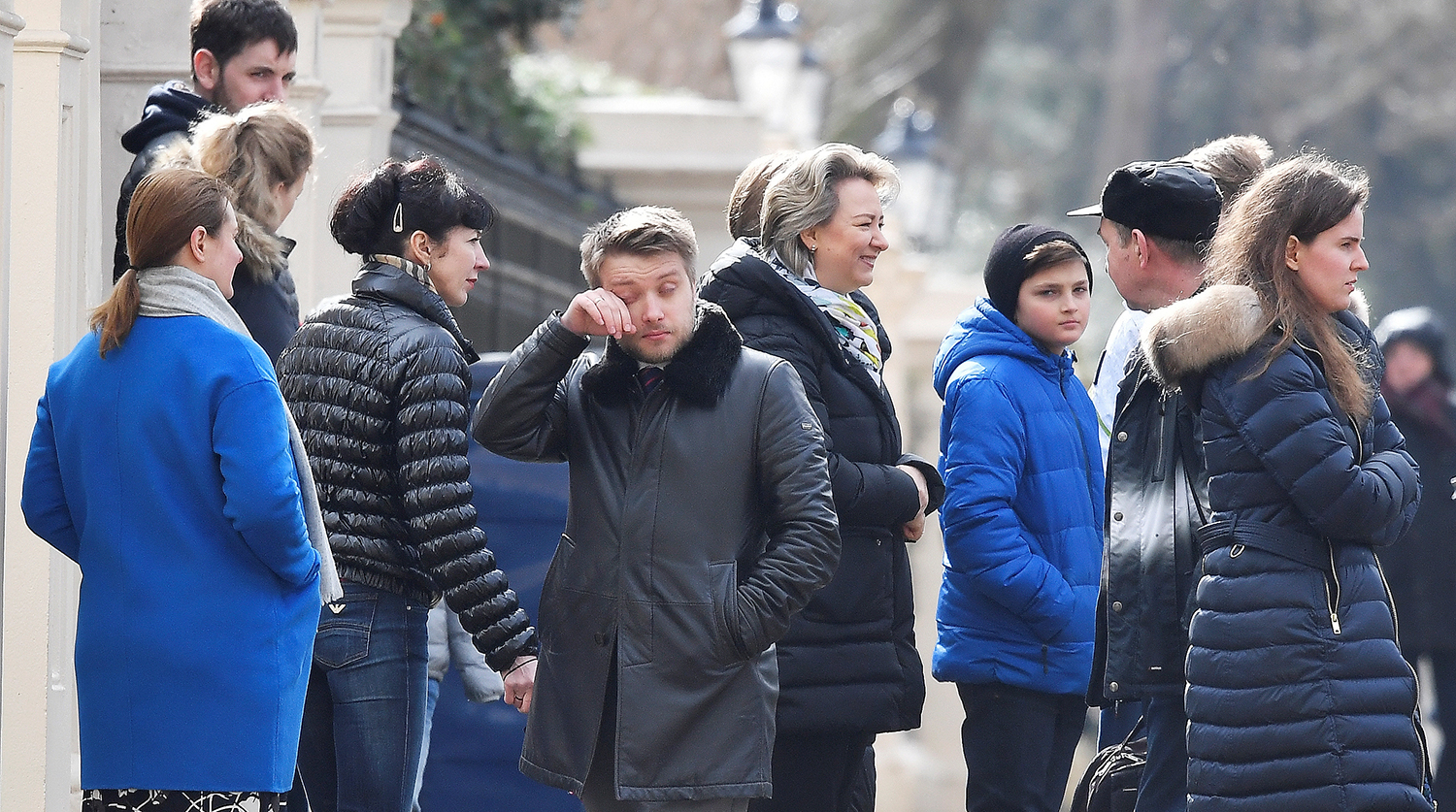 Сотрудники российского посольства во время прощания с коллегами в Лондоне, 20 марта 2018 года