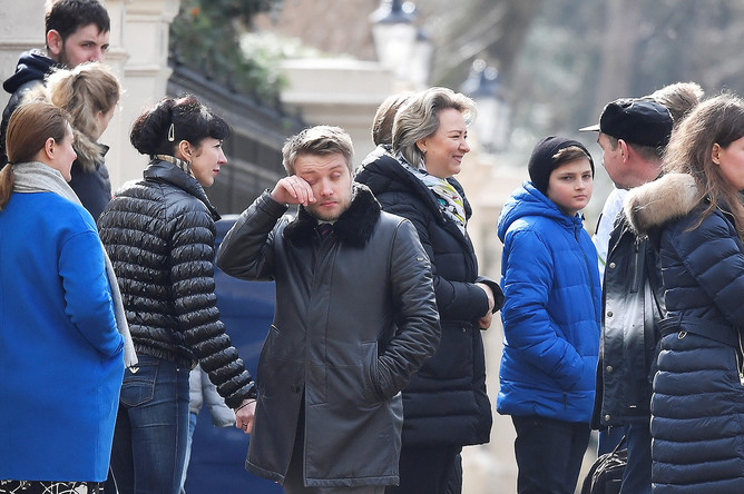 Сотрудники российского посольства во время прощания с коллегами в Лондоне, 20 марта 2018 года