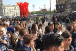 Во время несогласованной акции сторонников оппозиционного политика Алексея Навального в центре Москвы, 5 мая 2018 года