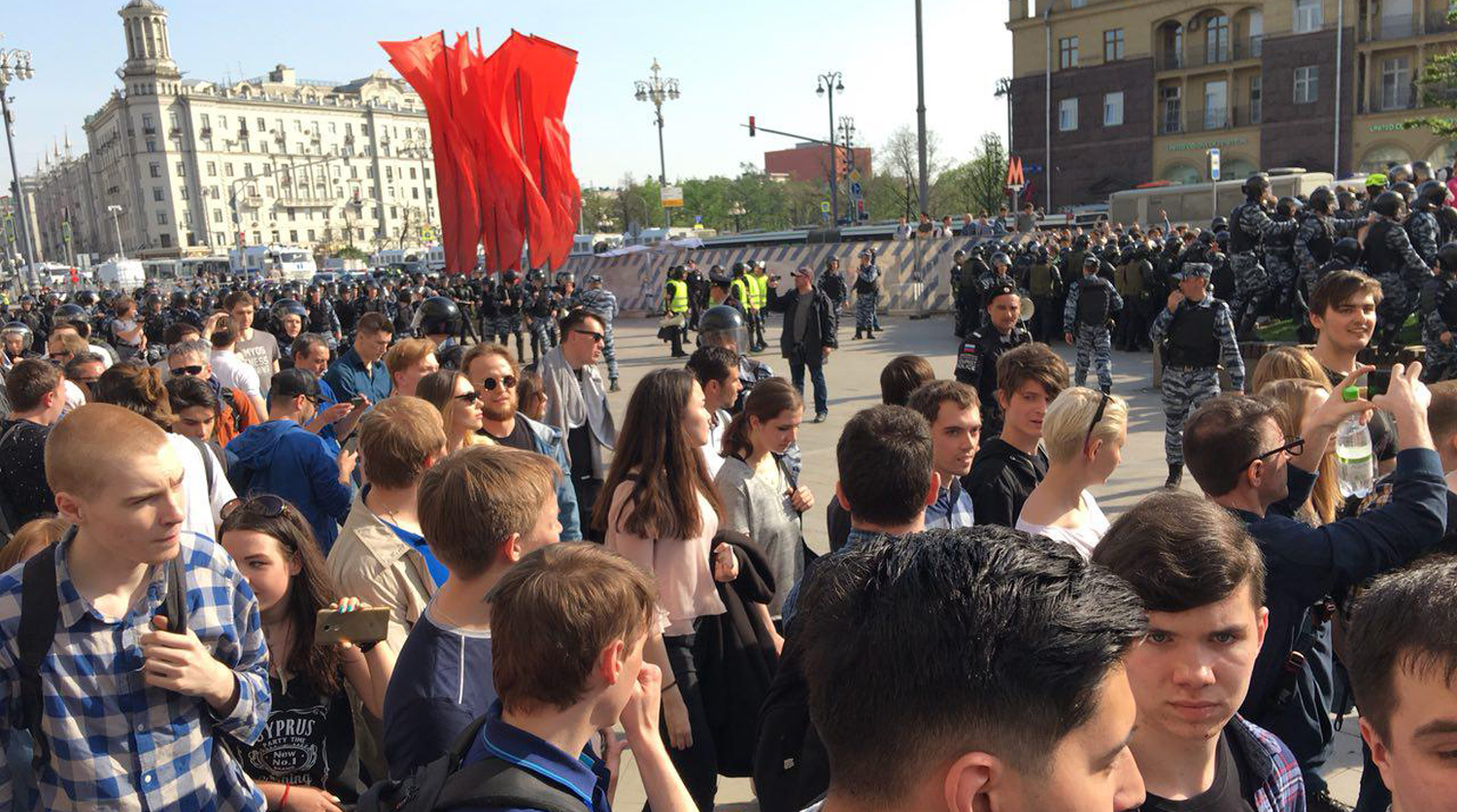 Во время несогласованной акции сторонников оппозиционного политика Алексея Навального в центре Москвы, 5 мая 2018 года