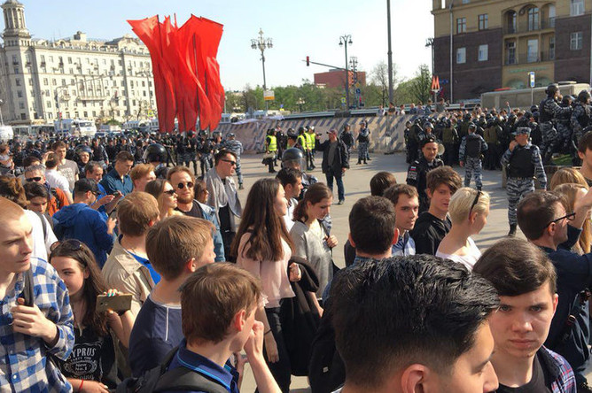 Во время несогласованной акции сторонников оппозиционного политика Алексея Навального в центре Москвы, 5 мая 2018 года