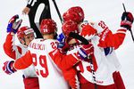 Игроки сборной России радуются голу в ворота команды Чехии