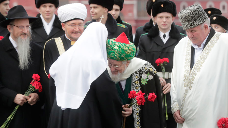 Патриарх Московский и всея Руси Кирилл и представители других религиозных конфессий у памятника Минину и Пожарскому на Красной площади в День народного единства, 4 ноября 2018 года