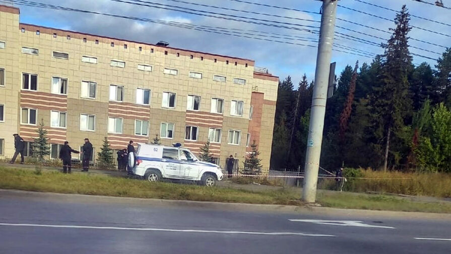 Baza: в Ижевске мужчина пытался поджечь отдел полиции и ранил ножом двух полицейских