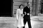 Принцесса Елизавета со своим женихом, лейтенантом Филиппом Маунтбеттеном в Букингемском дворце после объявления о помолвке, 1947 год