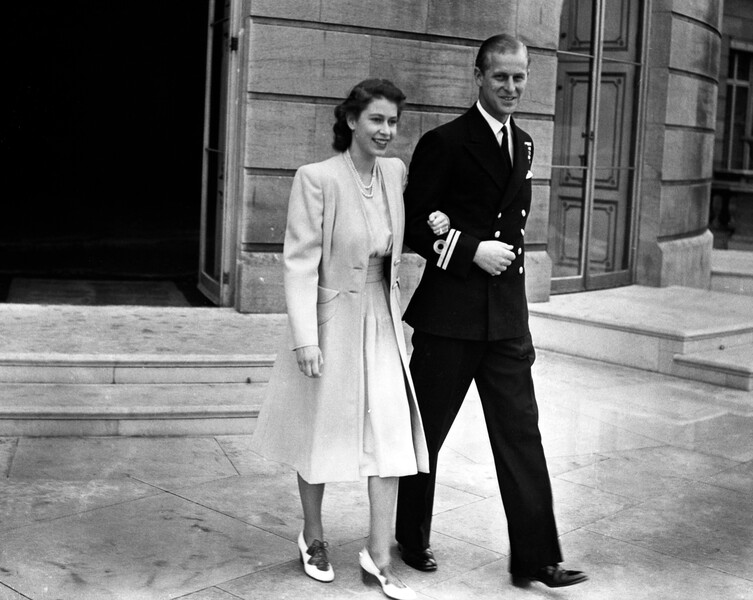 Принцесса Елизавета со своим женихом, лейтенантом Филиппом Маунтбеттеном в&nbsp;Букингемском дворце после объявления о&nbsp;помолвке, 1947&nbsp;год