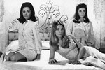 Актрисы Барбара Паркинс, Шэрон Тейт и Пэтти Дьюк в кадре из фильма «Долина кукол» (1967)