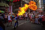 Во время празднования китайского Нового года в районе Бинондо, считающемся старейшим китайским кварталом в мире, в Маниле, Филиппины, 10 февраля 2024 года