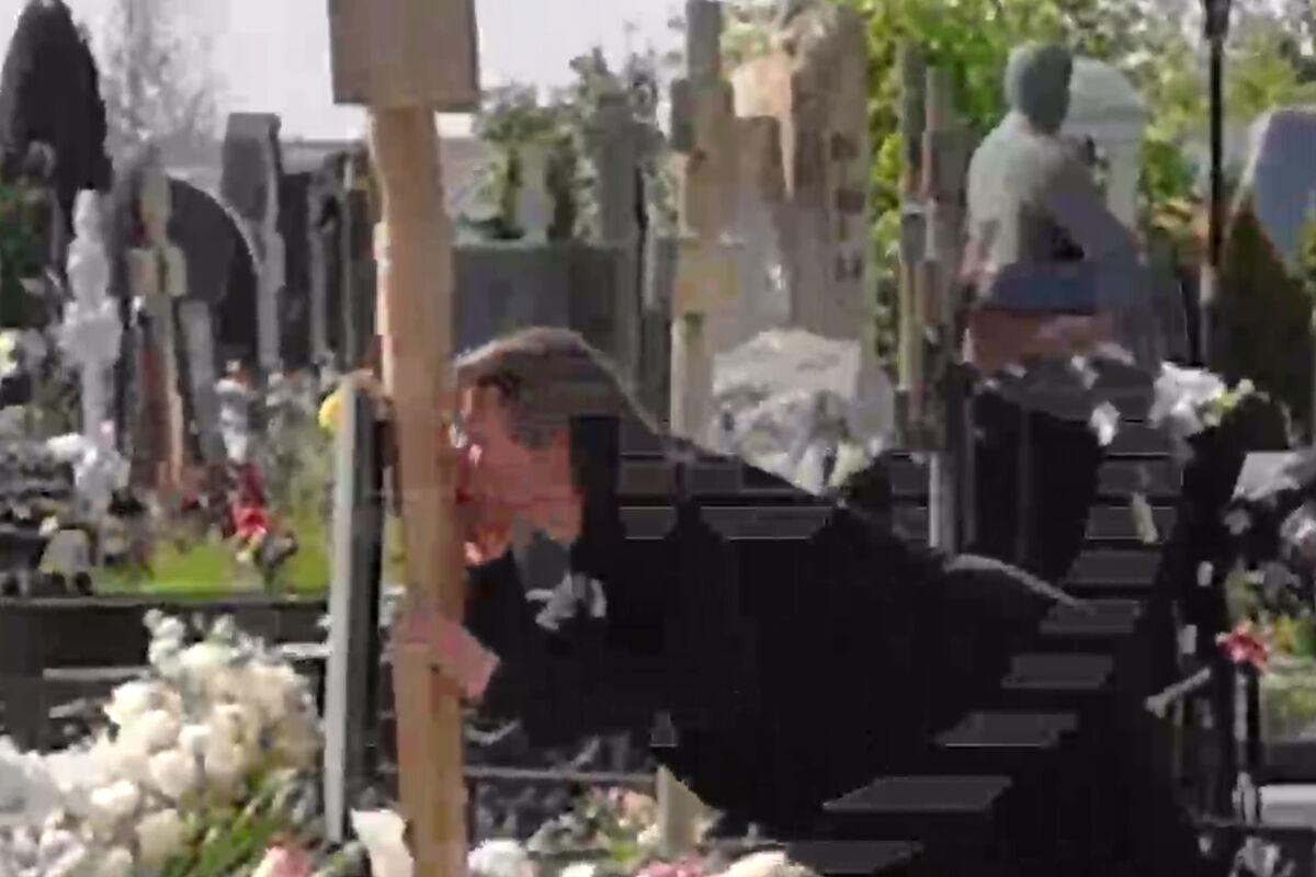Петр Чернышов поцеловал крест у могилы Заворотнюк - Газета.Ru | Новости