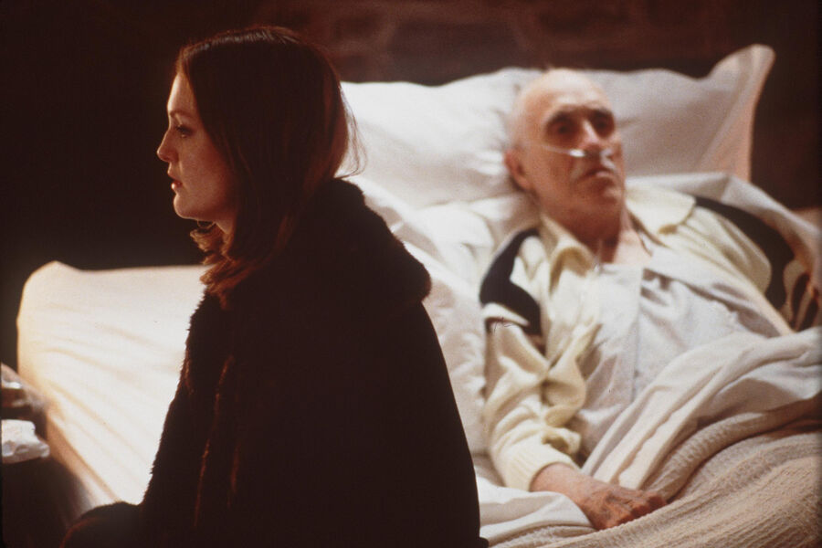 <b>&laquo;Магнолия&raquo; (1999)</b>
<br><br>
Партнерами актрисы по&nbsp;ленте стали Том Круз, Филип Сеймур Хоффман, Альфред Молина и другие звезды, однако критиков больше всего впечатлила именно игра Мур.