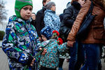 Жители Москвы приносят цветы к посольству Франции в Москве