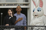 Певица Идина Мензел и президент США Барак Обама во время исполнения гимна США во время ежегодной пасхальной акции Easter Egg Roll