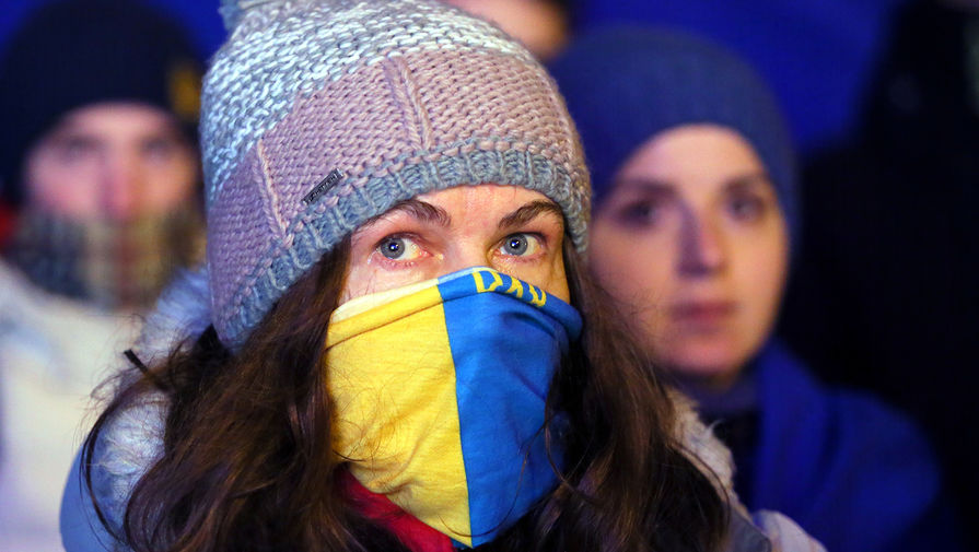 Участница акции протеста возле здания администрации президента Украины в Киеве, декабрь 2019 года