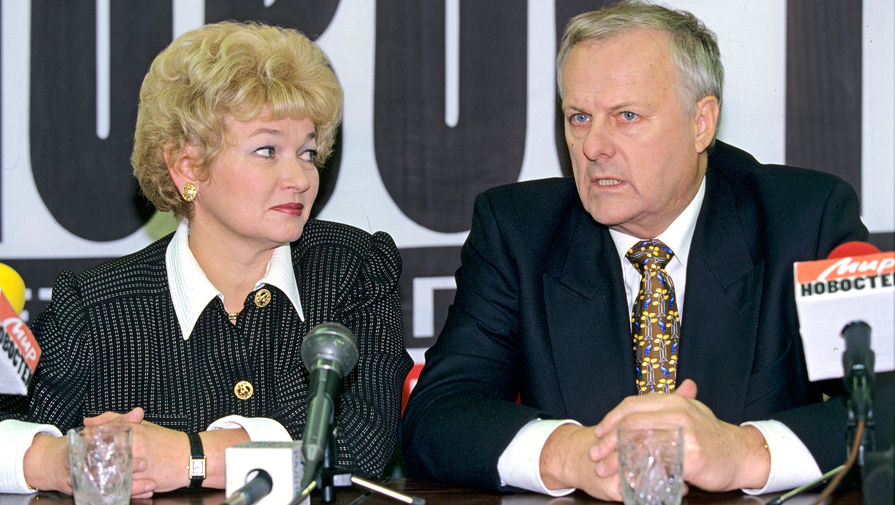 Людмила Нарусова родилась в Брянске, здесь она работала лаборантом областной вечерней школы для глухих и слабослышащих в 1967 году. В 1969-м она переехала в Ленинград, став студенткой исторического факультета ЛГУ имени А. А. Жданова (сейчас &mdash; СПбГУ). Там она и познакомилась со своим будущим мужем Анатолием Собчаком. На фото: Нарусова и Собчак во время пресс-конференции в РИА &laquo;Новости&raquo; в 1999 году
