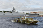 Фрегат «Адмирал флота Касатонов» проекта 22350 в Неве перед началом Главного военно-морского парада в честь Дня ВМФ в Санкт-Петербурге, 25 июля 2021 года