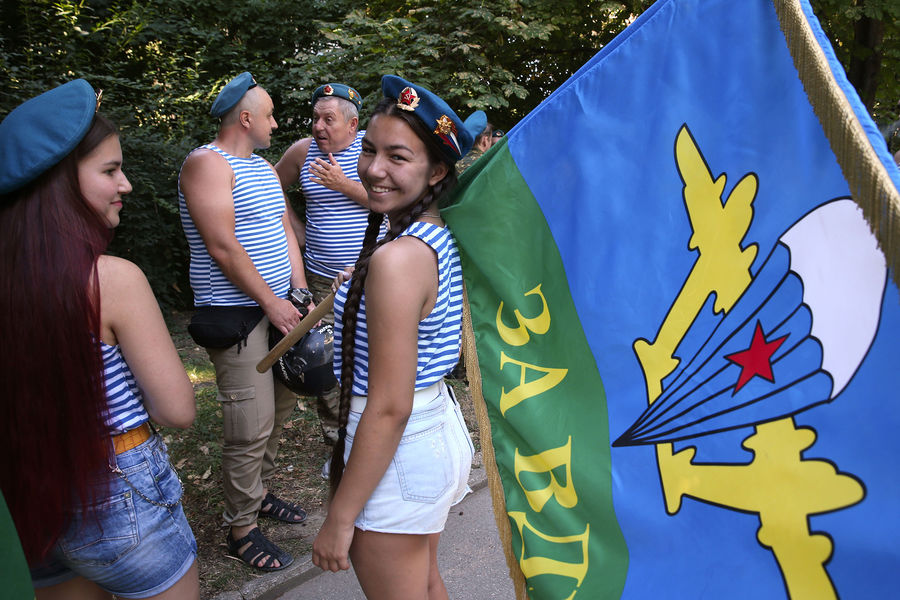 Участники празднования Дня Воздушно-десантных войск в&nbsp;парке имени Гагарина в&nbsp;Симферополе, 2 августа 2021 года