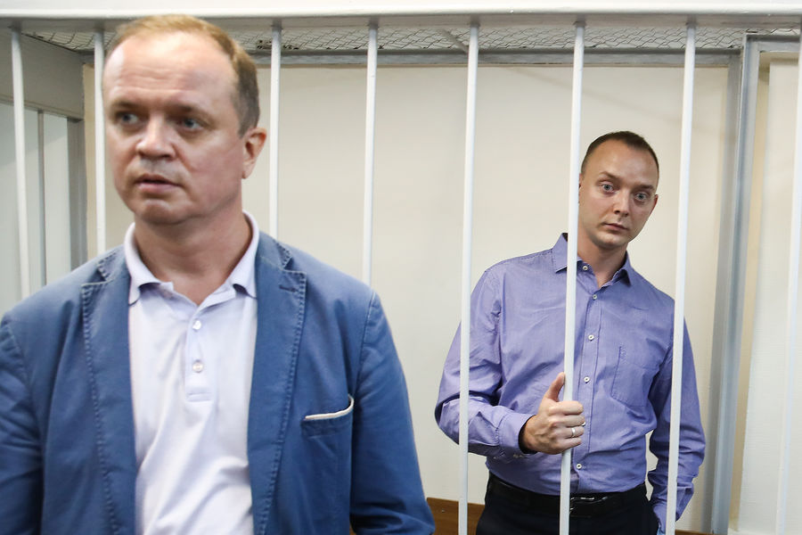 Адвокат Иван Павлов и Иван Сафронов (слева направо) в Лефортовском суде, 2020 год