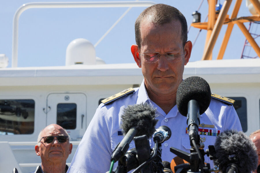 Контр-адмирала американской береговой охраны Джон Могер во время пресс-конференции, посвященной поиску пропавшего батискафа «Титан» компании OceanGate, в Бостоне, штат Массачусетс, США, 22 июня 2023 года