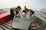 Школьники чистят днища лодки пресной водой после тренировки в яхт-клубе «Трубник», 1985 год 