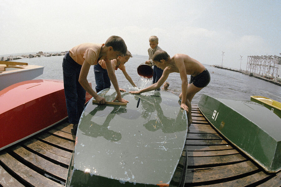 Школьники чистят днища лодки пресной водой после тренировки в&nbsp;яхт-клубе &laquo;Трубник&raquo;, 1985&nbsp;год 