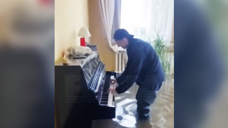Житель Оренбурга сыграл на пианино в затопленном доме
