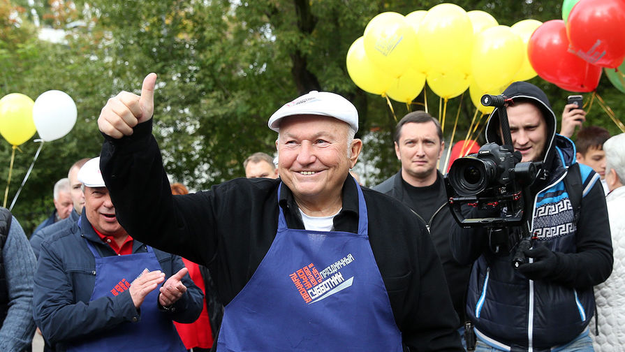Экс-мэр столицы Юрий Лужков во время субботника в музее-заповеднике «Коломенское» в честь своего 80-летия 