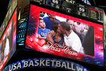 Президент США Барак Обама и его супруга Мишель на «экране для поцелуев» во время баскетбольной игры между США и Бразилией в Вашингтоне, 2012 год