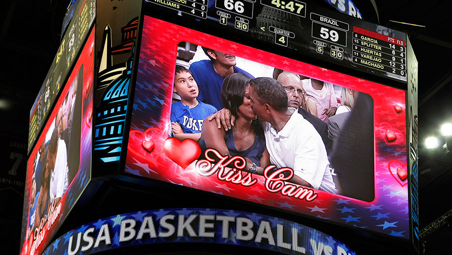 Президент США Барак Обама и его супруга Мишель на&nbsp;&laquo;экране для&nbsp;поцелуев&raquo; во время баскетбольной игры между&nbsp;США и Бразилией в&nbsp;Вашингтоне, 2012 год