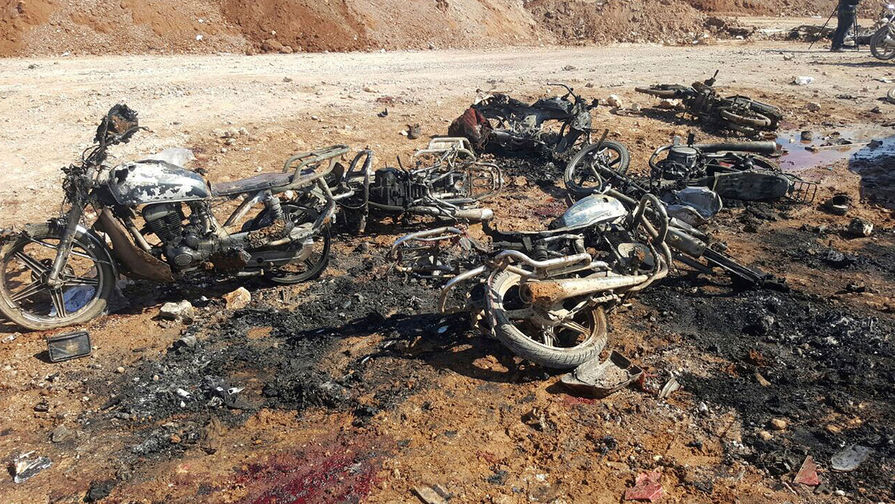 Сгоревшие мотоциклы на месте теракта в деревне около сирийского Эль-Баба, 24 февраля 2017 года
