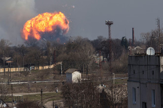 Горящие склады на военной базе в городе Балаклея Харьковской области Украины, 23 марта 2017 года