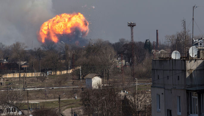 Горящие склады на военной базе в городе Балаклея Харьковской области Украины, 23 марта 2017 года
