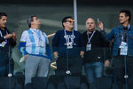 Аргентинский футболист Диего Марадона (в центре) во время матча группового этапа между сборными Аргентины и Исландии на стадионе Спартак в Москве, 16 июня 2018 года