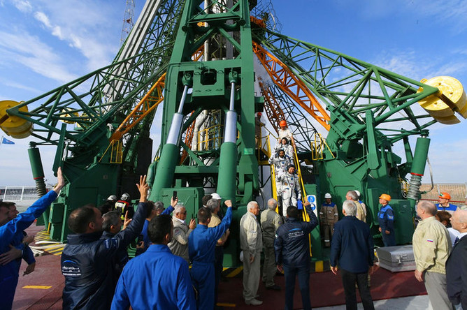 Члены основного экипажа МКС-61/62: астронавт NASA Джессика Меир (США), астронавт Хаззаа Аль Мансури (ОАЭ) и космонавт Роскосмоса Олег Скрипочка (Россия) перед стартом ракеты-носителя «Союз-ФГ» с пилотируемым кораблем «Союз МС-15» на космодроме Байконур