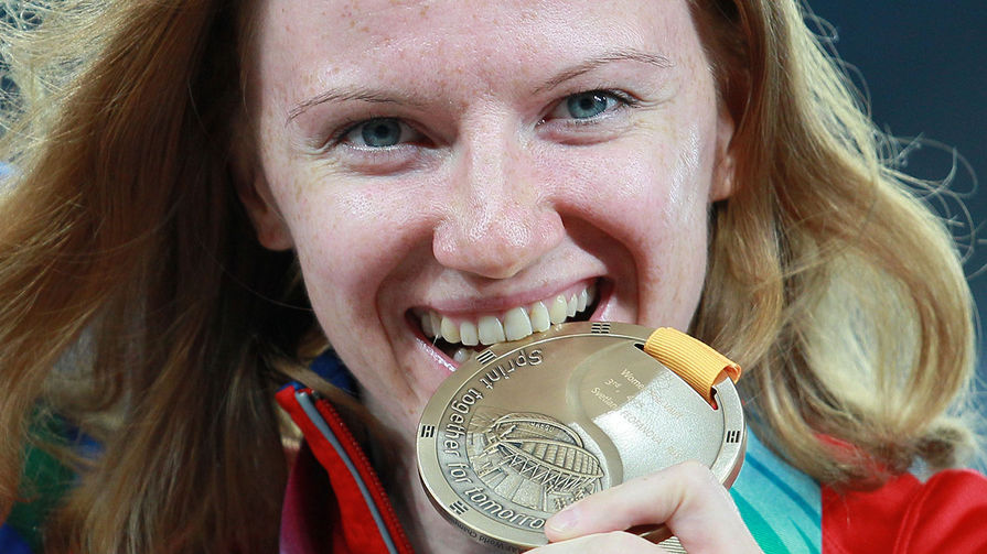 Светлана Феофанова, завоевавшая бронзовую медаль в&nbsp;соревновании по&nbsp;прыжкам с&nbsp;шестом, на&nbsp;церемонии награждения на&nbsp;Чемпионате мира по&nbsp;легкой атлетике&nbsp;- 2011 в&nbsp;Тэгу