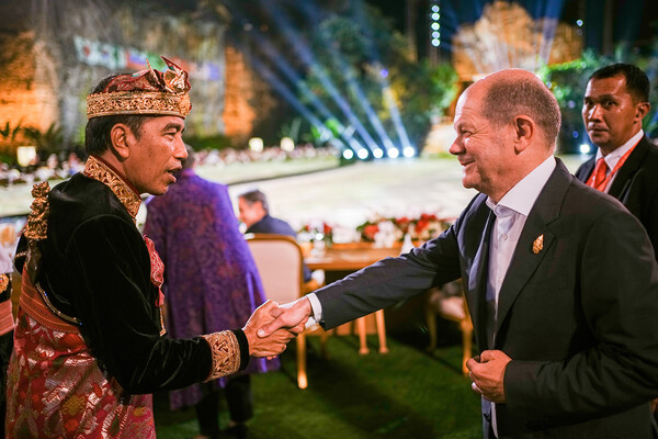 Президент Индонезии Джоко Видодо (слева) и канцлер Германии Олаф Шольц перед&nbsp;приветственным ужином во время саммита лидеров G20 на&nbsp;Бали, Индонезия, 15&nbsp;ноября 2022&nbsp;года
