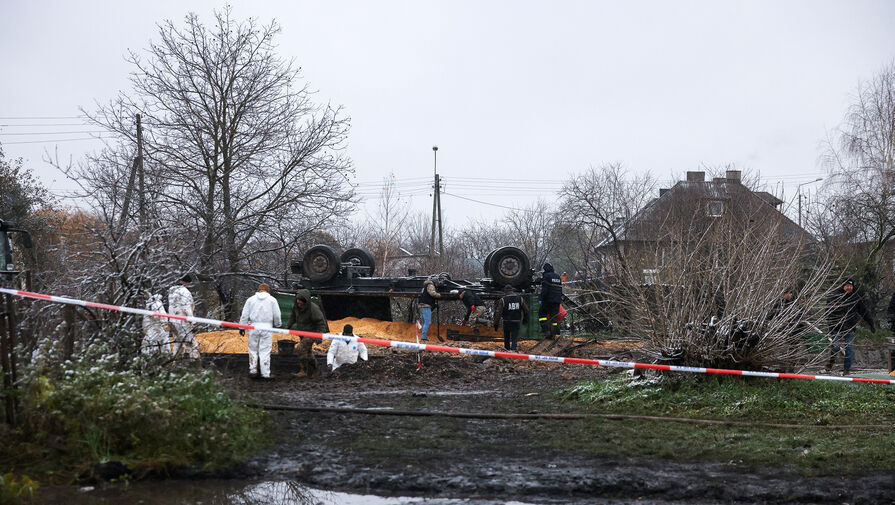 Украинские следователи посетили место падения украинской ракеты С-300 в Польше