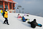 Отдыхающие на горнолыжном курорте Масикрен в КНДР, февраль 2024 года