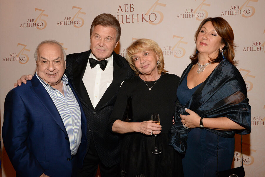 Пианист Левон Оганезов, певец Лев Лещенко, жена Оганезова София и жена Лещенко Ирина на&nbsp;праздновании 75-летия Льва Лещенко в&nbsp;ресторане &laquo;Метрополь&raquo;, 2017&nbsp;год 