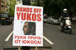 Один из плакатов с требованием освобождения из-под стражи М.Ходорковского, выставленных у здания Посольства РФ (Лондон, 2004 год)