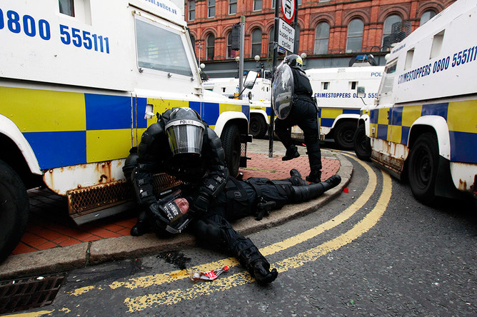 В Белфасте ранены 26 полицейских, которые пытались остановить конфликт между католиками и протестантами.