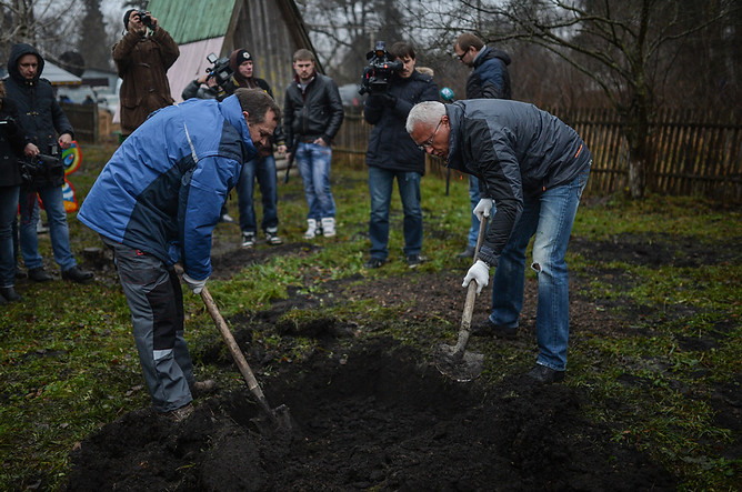 Банкир Александр Лебедев во время обязательных работ по монтажу детской площадки