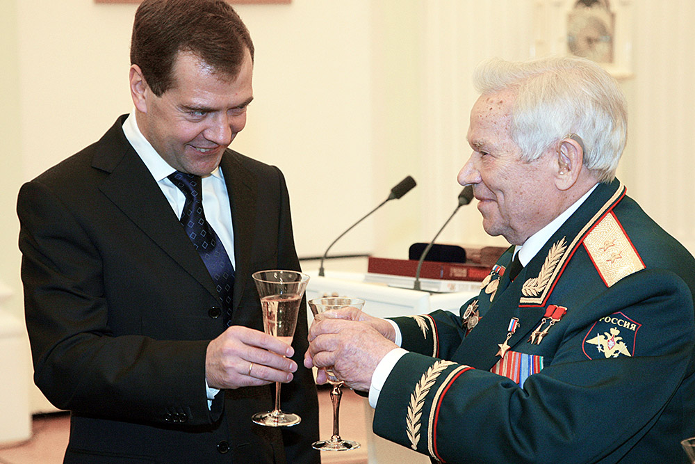 Дмитрий Медведев и конструктор Михаил Калашников, получивший звезду Героя России. 2009 год