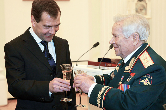 Дмитрий Медведев и конструктор Михаил Калашников, получивший звезду Героя России. 2009 год
