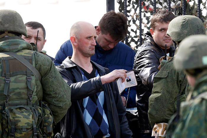 Украинские военнослужащие покидают штаб Военно-морских сил Украины