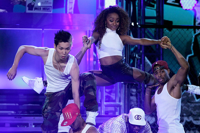 Выступление Джейсона Деруло во время Billboard Music Awards 2014