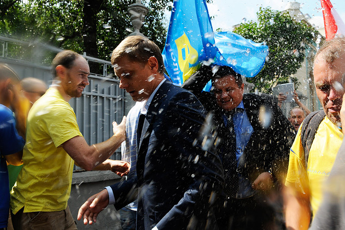 Участники митинга с требованием принять законопроект «О люстрации» обливают депутатов водой у здания Верховной рады Украины