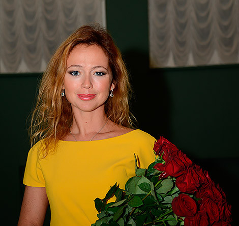 Актриса Елена Захарова в фойе театра «Ленком» перед началом юбилейного вечера в честь 70-летия актера Николая Караченцова